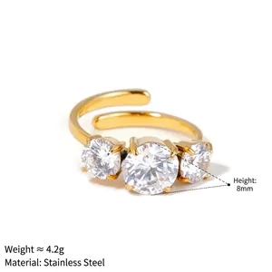 Elegante anillo de acero inoxidable dorado con tres piedras de circonita 5A