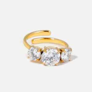 Elegante verstelbare ring van verguld roestvrij staal met drie zirkonia steentjes