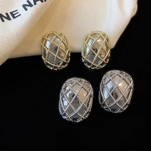 Elegante Vintage-Ohrstecker aus Metall mit Gittermuster in Gold und Silber Ausführung