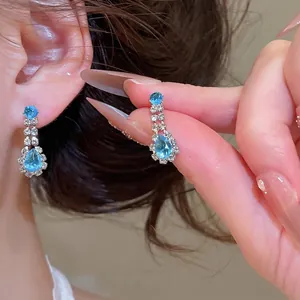 Eleganti orecchini in zircone a goccia d'acqua blu con cristalli scintillanti per stile.