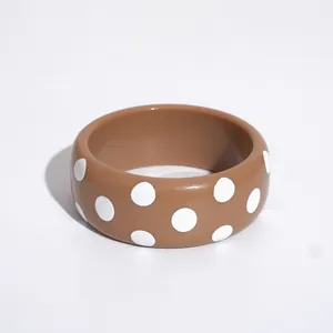 Stijlvolle retro bruine hars armband met witte polkadots print voor dames mode accessoire