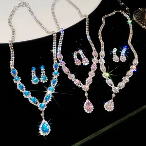 Detailansicht funkelnder Zirkonia Tropfen-Schmucksets in drei eleganten Farben mit Halskette