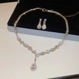 Funkelndes Schmuckset mit Zirkonia-Wassertropfen-Halskette und passenden Ohrringen im Detail