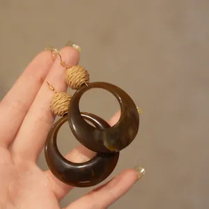 Boucles d'Oreilles Pendantes Rondes en Raphia et Résine Vintage Français Design Géométrique Marron Bijoux Uniques pour Femmes
