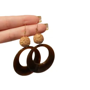 Handgefertigte Ethno-Ohrringe aus Bast und braunem Harz für Damen im Boho-Stil.