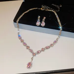Funkelndes Set aus silberner Halskette und Ohrringen mit eleganten rosa Zirkon-Tropfen.