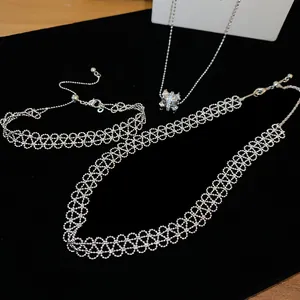 Nahaufnahme von silbernem, durchbrochenem Spitzen-Halsketten- und Armbandset-Schmuck
