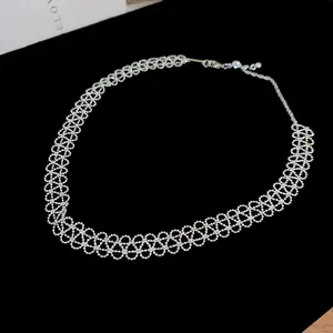 Detailansicht der feinen silbernen Durchbruchspitze eines eleganten Choker-Halsbands