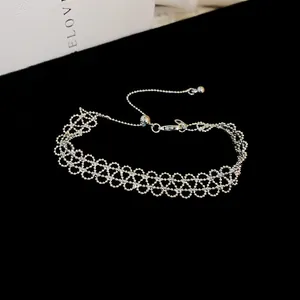 Detailansicht eines eleganten silbernen Chokers mit filigranem floralem Spitzenmuster-Design