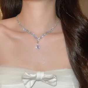 Elegante Nahaufnahme einer funkelnden rosa Zirkonia-Halskette an einem Modell