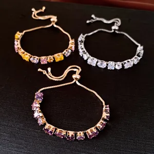 Gros plan de trois bracelets réglables plaqués or 18 carats avec cristaux géométriques