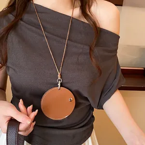 Elegante ronde bruine leren brillenhouder ketting gedragen door model voor dagelijks gebruik