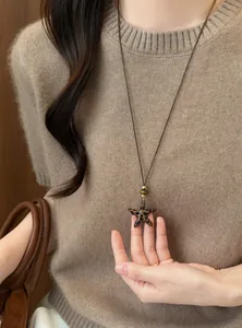 Vintage panterprint zeester hanger ketting aan een lang bruin leren koord voor dames.