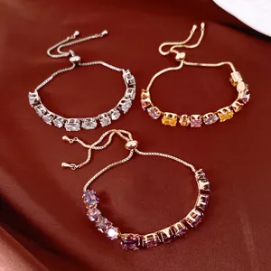 Vue détaillée de bracelets plaqués or 18 carats avec pierres de zircone géométriques