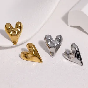 Detailansicht von goldenen und silbernen Herzohrringen aus 18K vergoldetem Stahl