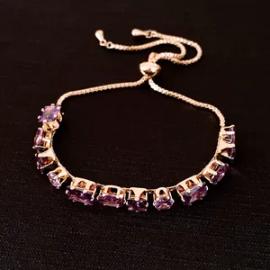Gros plan sur un bracelet ajustable plaqué or 18 carats avec zircons violets
