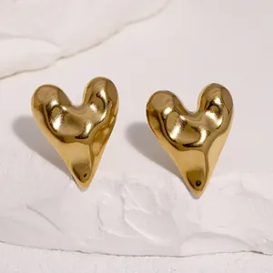 Detail von 18K vergoldeten Herz-Ohrsteckern aus Edelstahl mit Liquid-Metal-Textur