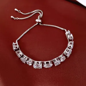 Gros plan d'un élégant bracelet réglable argenté avec des pierres de zircon carrées