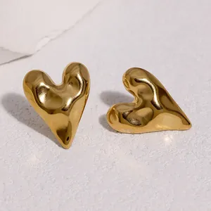 Nahaufnahme von minimalistischen, herzförmigen Ohrsteckern aus 18K vergoldetem Edelstahl