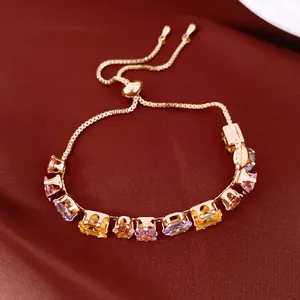 Vue détaillée du bracelet géométrique plaqué or 18k avec zircons multicolores