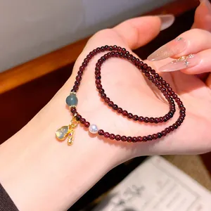 Elegante bracciale in granato rosso a doppio giro con ciondolo in giada e perla vera