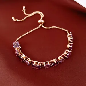 Gros plan d'un élégant bracelet plaqué or 18 carats avec zircons géométriques violets