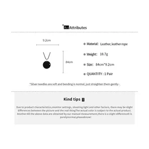 Attributs et dimensions détaillés du collier à pendentif rond en cuir avec clip à lunettes