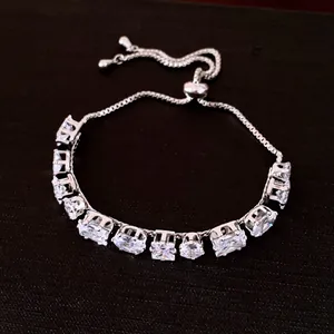Détail macro d'un bracelet réglable avec des pierres de zircone cubique géométriques