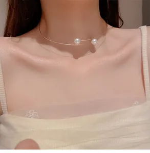 Vue rapprochée d'un tour de cou minimaliste en fil de fer avec deux perles sur un mannequin