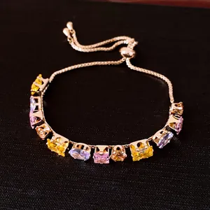 Détail des pierres de zircone multicolores et du fermoir bolo plaqué or 18 carats