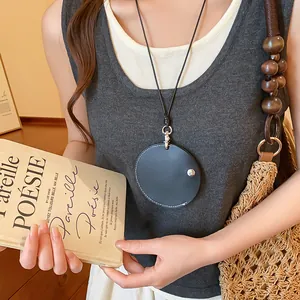 Collier avec pendentif porte-lunettes rond en cuir porté par un mannequin en situation.