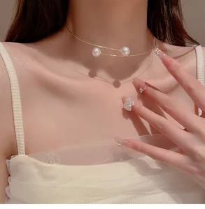 Gros plan d'un collier choker élégant et minimaliste avec perles sur le cou d'un modèle.