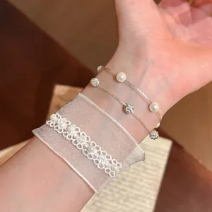 Elegante set di bracciali in organza bianca e perle per donna in un dolce stile estivo