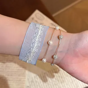 Elegante bracciale in pizzo di garza blu e perle per donna dal design dolcissimo