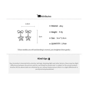 Vue détaillée des boucles d'oreilles étoile avec nœud, dimensions et matériau alliage.
