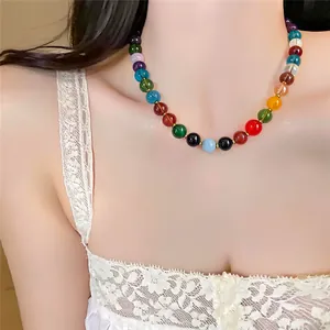 Close-up detail van een levendige meerkleurige kralenketting gedragen door een model