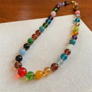 Gedetailleerde opname van een levendige dopamine-stijl ketting met kleurrijke ronde kralen