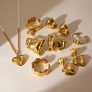 Detalle de un conjunto de joyas de corazón dorado con collar y pendientes