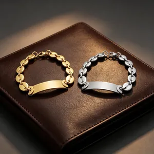 Detailopname van goud- en zilverkleurige varkensneus-armbanden met gebogen ID-plaat