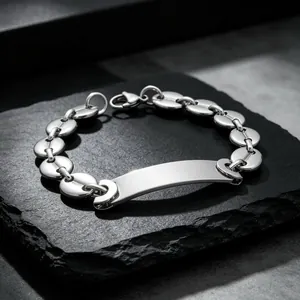 Detail van een titaniumstalen armband met varkensneus-ketting en graveerbare plaat