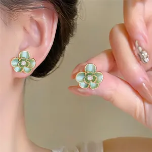 Elegante vintage groene emaille bloem oorknopjes met een schitterend kristalhart