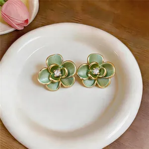 Macro-detail van elegante groene bloemknopjes met gouden randjes op wit keramisch bord