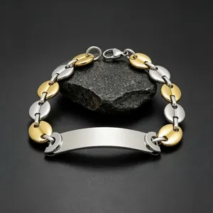 Gedetailleerd overzicht van tweekleurige titanium stalen armband met een graveerbare gebogen plaat
