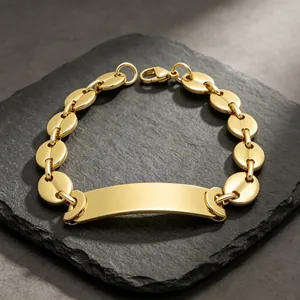 Detail van een graveerbare goudkleurige ID-plaat op een titanium stalen varkensneus schakelarmband