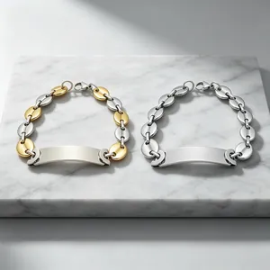 Detailopname van roestvrijstalen armbanden met graveerbare gebogen plaatjes voor cadeau