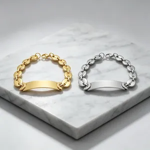 Close-up detail van gouden en zilveren koffieboon schakelarmbanden met gebogen plaatjes