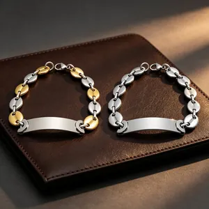 Detail van titanium stalen armbanden met varkensneuskering en graveerbare plaat.