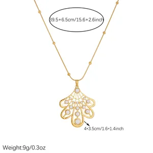 Vue détaillée du collier pendentif feuille dorée baroque avec dimensions et poids précis