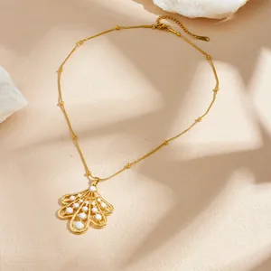 Vue détaillée du collier pendentif feuille dorée avec perles blanches
