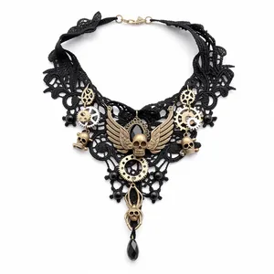 Gothic steampunk kanten choker ketting met bronzen schedelvleugels en tandwiel bedeltjes